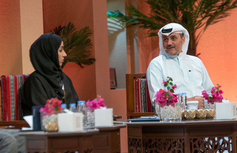 تكريم الفنان عبدالرحمن أبوزهرة على هامش الجلسة.