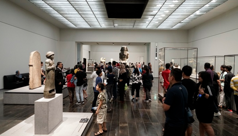 زوار بـ"اللوفر أبوظبي" في اليوم العالمي للمتاحف