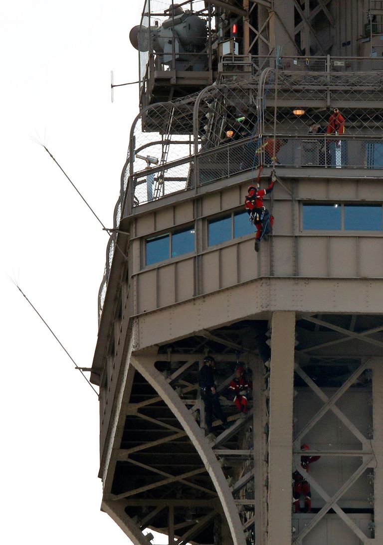 إخلاء برج إيفل بعد قيام رجل بتسلقه