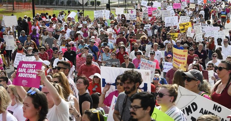 القانون يعدّ الأكثر تشددا منذ عقود بشأن عمليات الإجهاض في البلاد