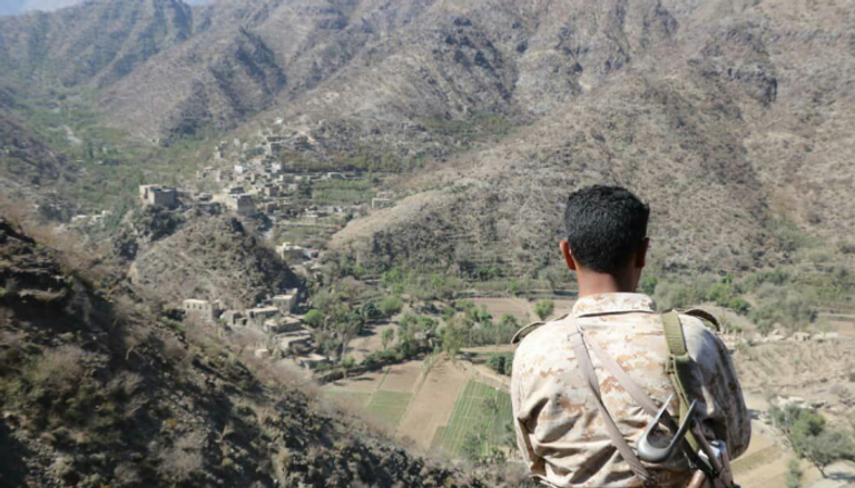 جندي بالجيش اليمني في أحد التلال الجبلية