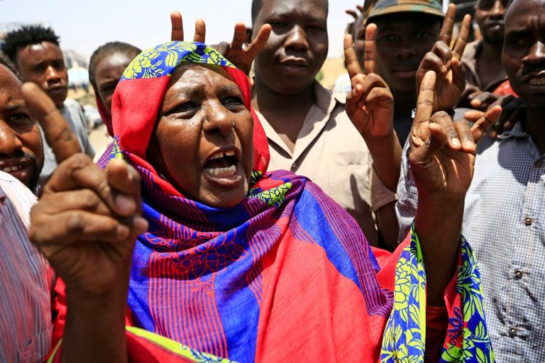 محتجون في العاصمة السودانية الخرطوم