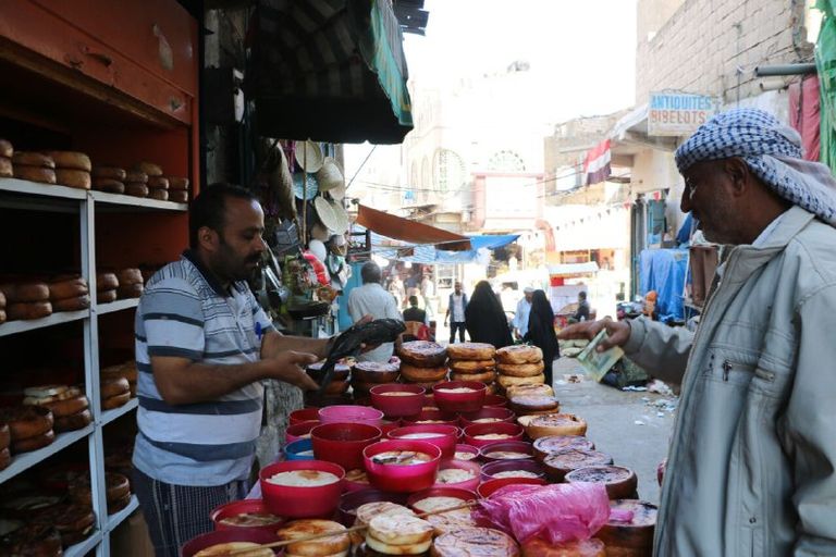 أحد متاجر بيع الجبن البلدي في تعز اليمنية