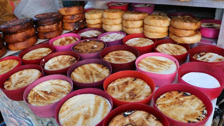 أحد متاجر بيع الجبن البلدي في تعز اليمنية