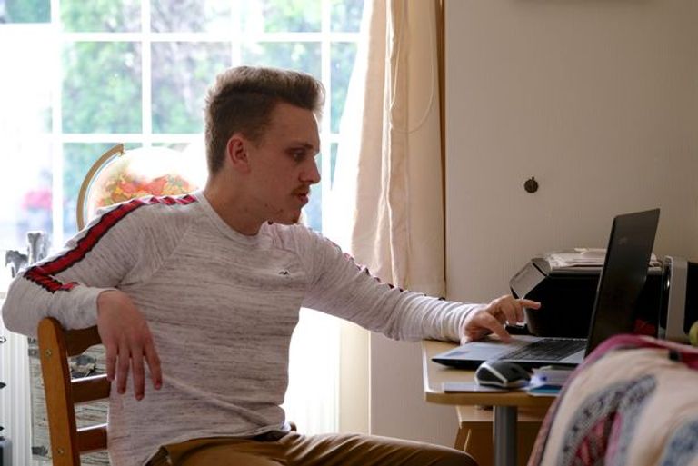 يرسل جايك هوبز سيرته الذاتية لـ4 جهات عمل أسبوعيا