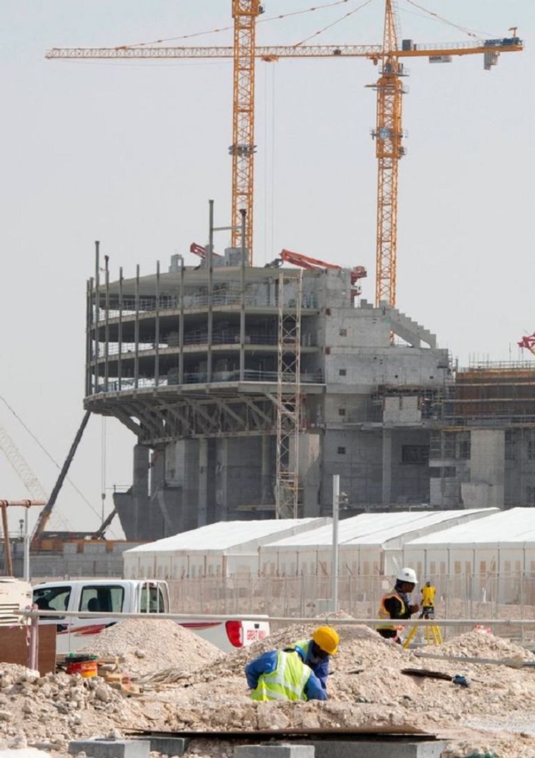 عمال الملاعب في قطر يعيشون أوضاعا مأساوية