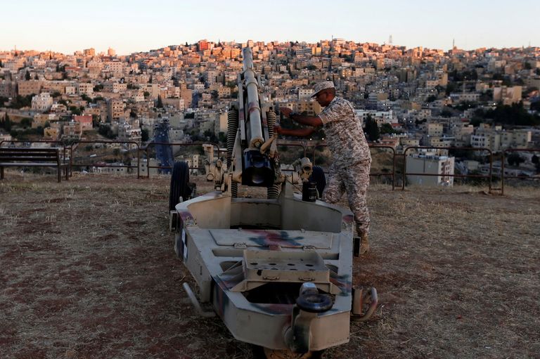 إطلاق مدفع رمضان في منطقة جبل القلعة الأردنية.