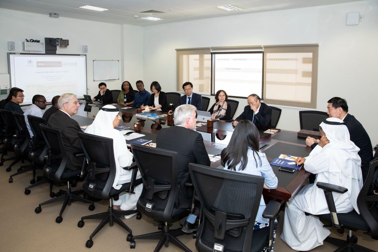 صورة جماعية لحضور الندوة من الجانبين.