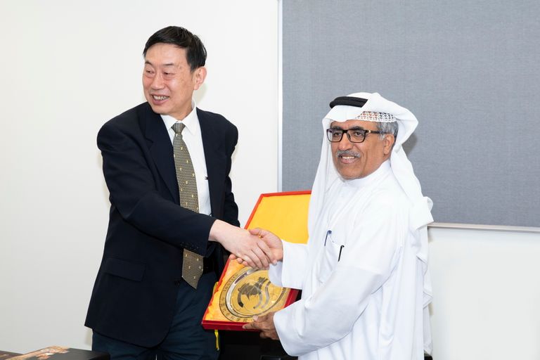 صورة جماعية لحضور الندوة من الجانبين.