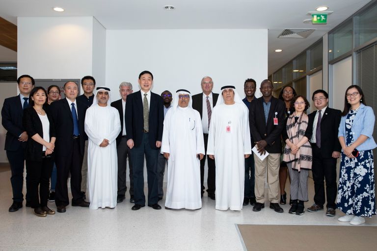 صورة جماعية لحضور الندوة من الجانبين.