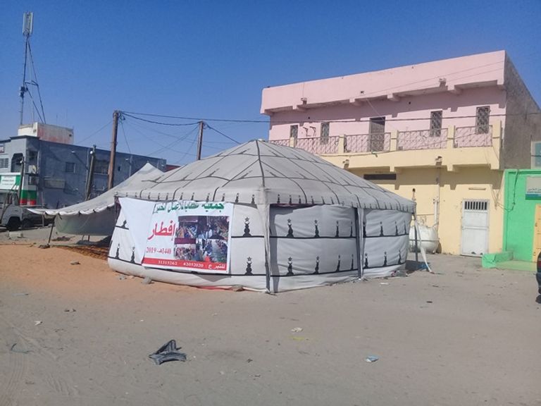 خيام الإفطار الجماعي.. نموذج للتآخي والتراحم بين الموريتانيين في رمضان