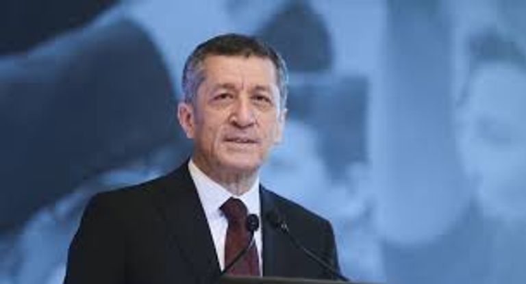 وزير التعليم التركي ضياء سلجوق المعلمون الأتراك يدخول سباق البطالة على يد أردوغان