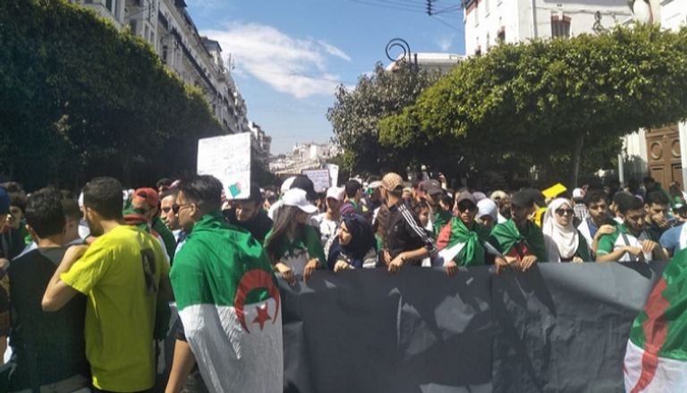 طلبة الجزائر يتظاهرون رفضا لإجراء الانتخابات بإشراف رموز نظام بوتفليقة