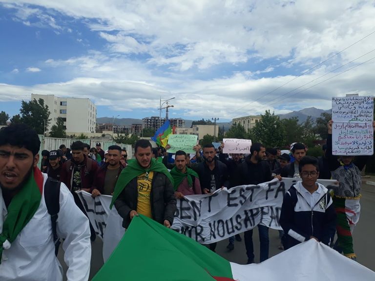 طلبة الجزائر يتظاهرون رفضا إجراء الانتخابات بإشراف رموز نظام بوتفليقة