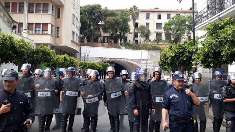 طلبة الجزائر يتظاهرون رفضا إجراء الانتخابات بإشراف رموز نظام بوتفليقة