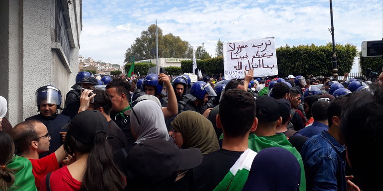 طلبة الجزائر يتظاهرون رفضا إجراء الانتخابات بإشراف رموز نظام بوتفليقة