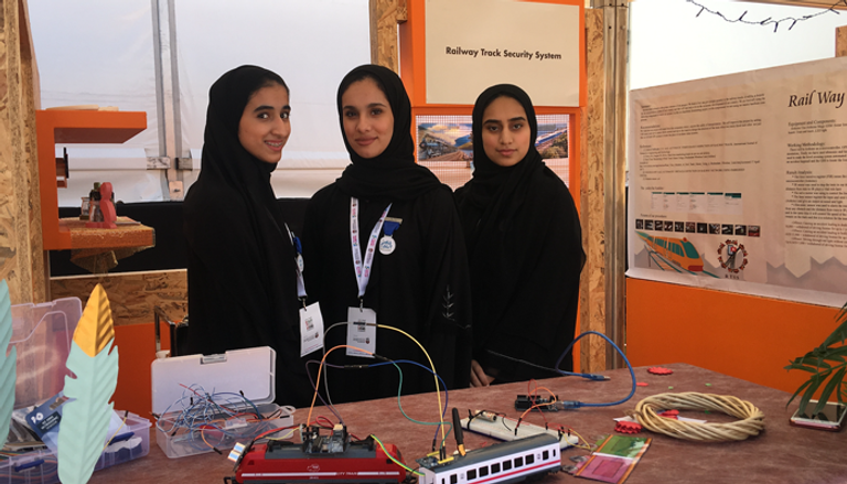 طالبات إماراتيات يبتكرن جهازا لمنع حوادث القطارات