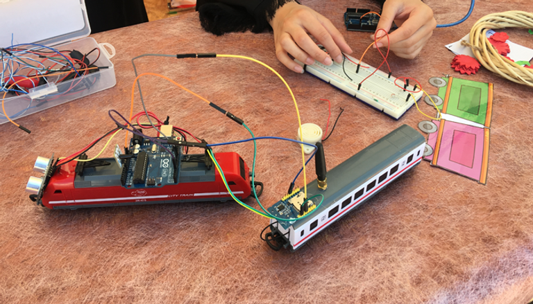 طالبات إماراتيات يبتكرن جهازا لمنع حوادث القطارات