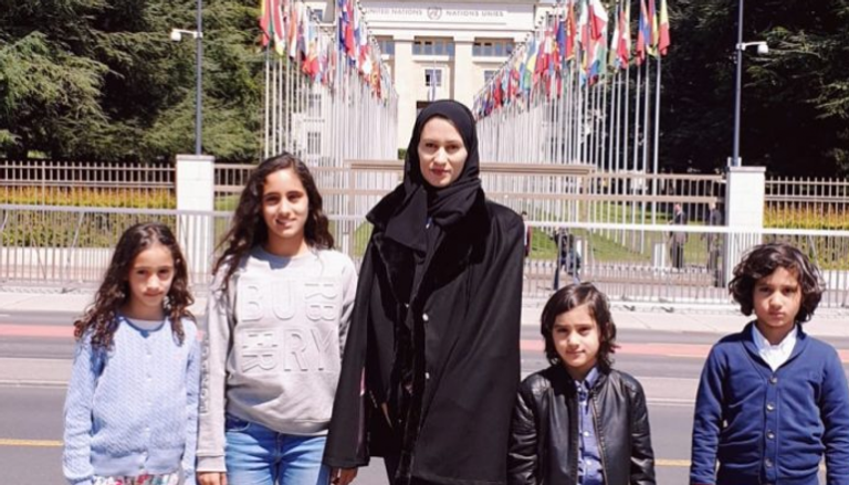 أسماء ريان زوجة الشيخ طلال آل ثاني مع أطفالها الأربعة