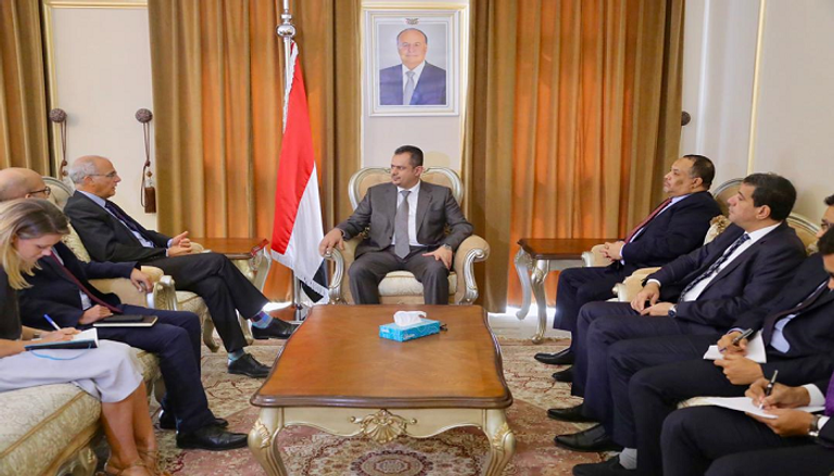 رئيس الوزراء معين عبدالملك خلال لقائه السفير البريطاني لدى اليمن