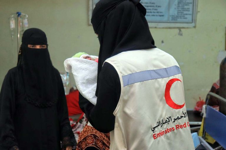 الإمارات تبدأ توزيع مكملات غذائية على 5 آلاف طفل وأم باليمن