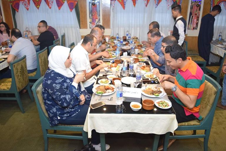 طلاب مسيحيون ينظمون إفطارا جماعيا بجامعة سوهاج المصرية