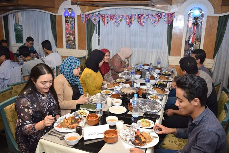 طلاب مسيحيون ينظمون إفطارا جماعيا بجامعة سوهاج المصرية