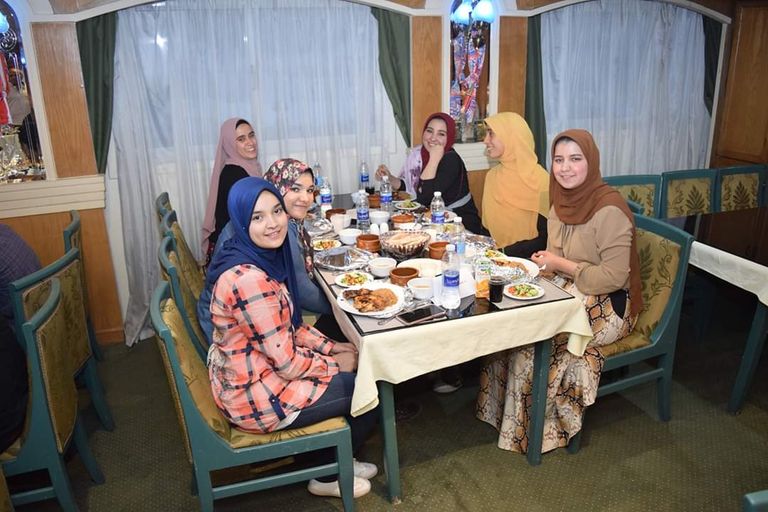 طلاب مسيحيون ينظمون إفطارا جماعيا بجامعة سوهاج المصرية