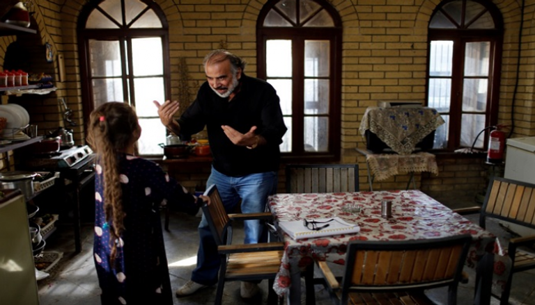 المخرج العراقي حسن حسني خلال تصوير المسلسل