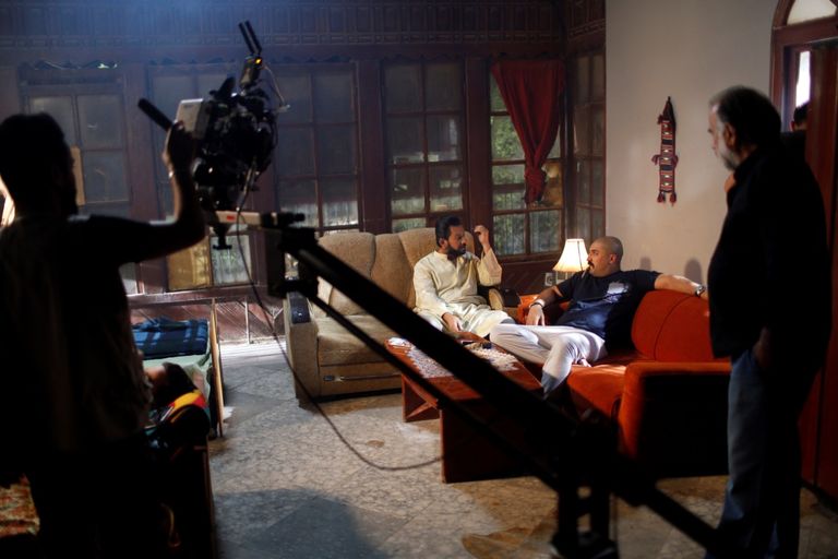 المخرج العراقي حسن حسني خلال تصوير المسلسل