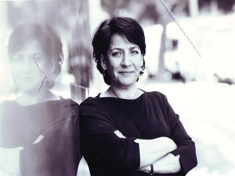 الكاتبة خوجة الحارثي توقع روايتها الفائزة بـ