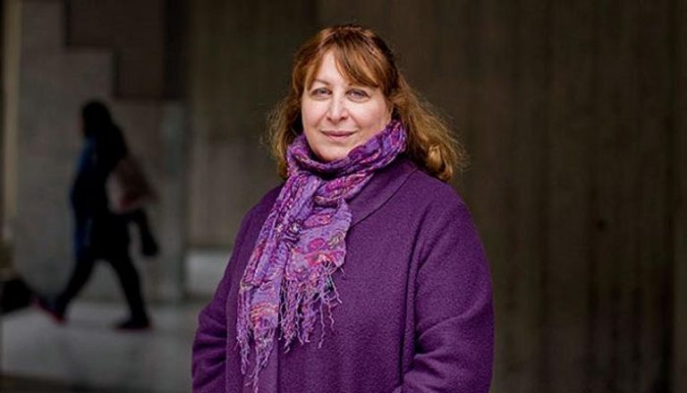 الكاتبة خوجة الحارثي توقع روايتها الفائزة بـ