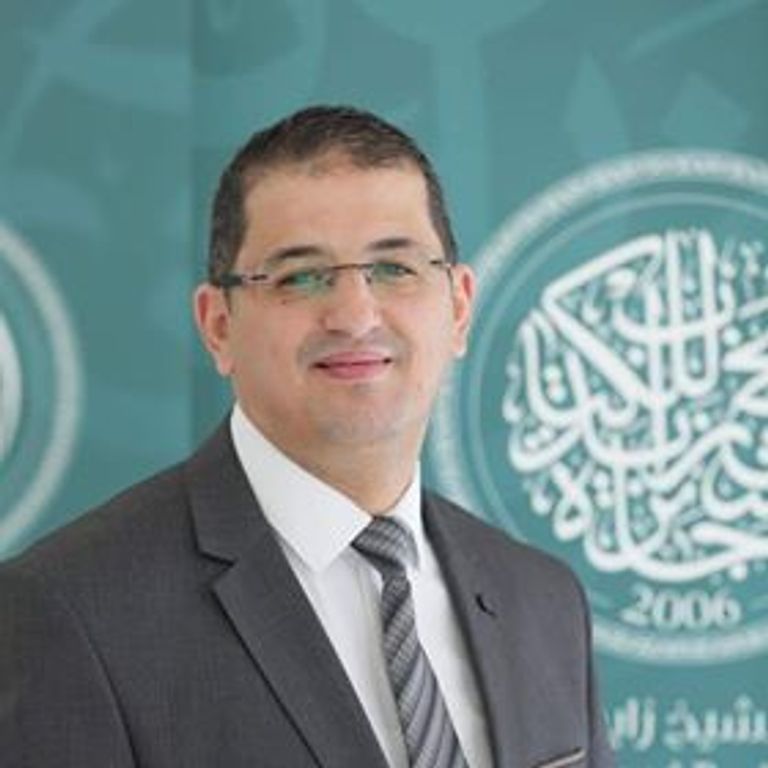 الكاتبة خوجة الحارثي توقع روايتها الفائزة بـ