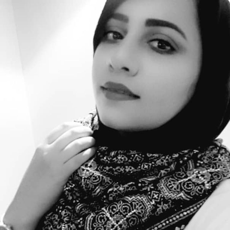 جوخة الحارثي ومترجمتها عقب إعلان نبأ الفوز