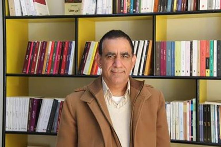 جوخة الحارثي ومترجمتها عقب إعلان نبأ الفوز