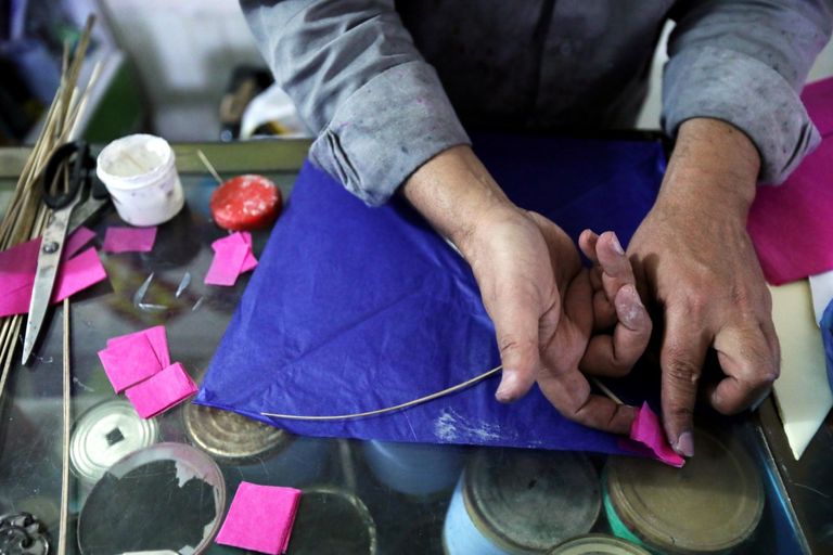 الطائرات الورقية.. وسيلة لتسلية الصائمين في كربلاء