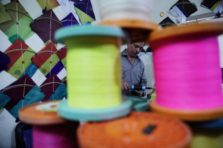 الطائرات الورقية.. وسيلة لتسلية الصائمين في كربلاء