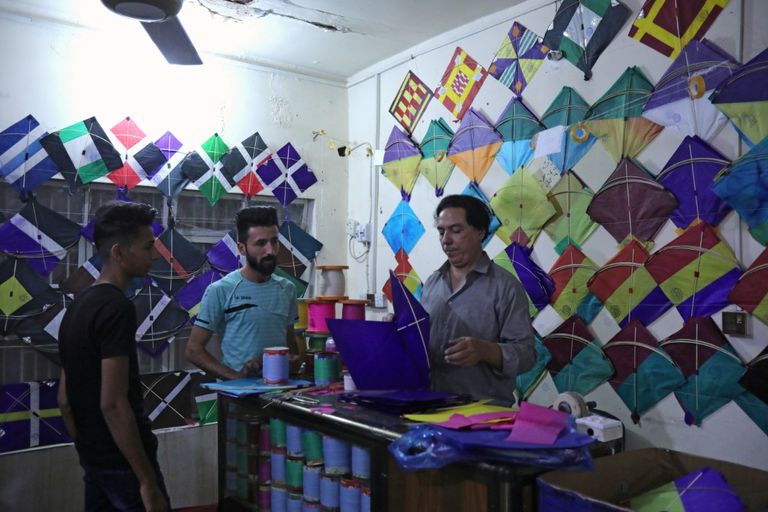 الطائرات الورقية.. وسيلة لتسلية الصائمين في كربلاء