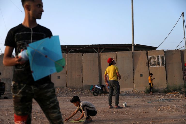 الطائرات الورقية.. وسيلة لتسلية الصائمين في كربلاء