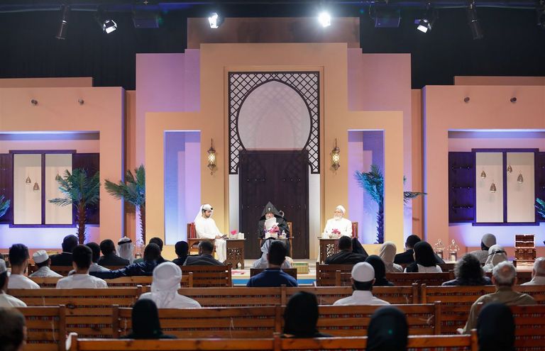 تكريم المشاركين في جلسة "تلاقي الإنسانية".