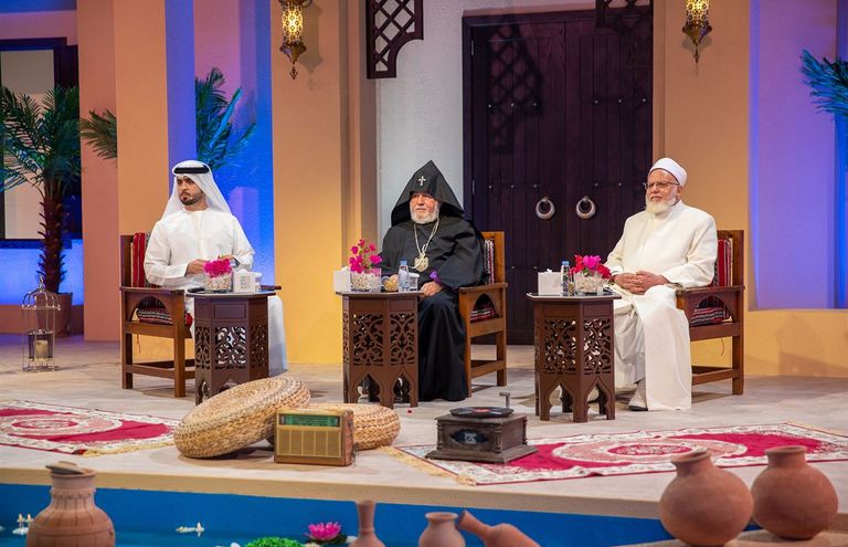 تكريم المشاركين في جلسة "تلاقي الإنسانية".