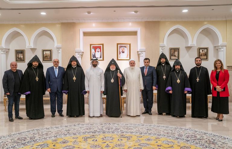 تكريم المشاركين في جلسة "تلاقي الإنسانية".