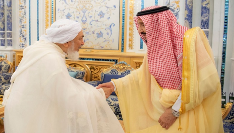 الملك سلمان خلال استقباله الشيخ بن بيه في لقاء سابق