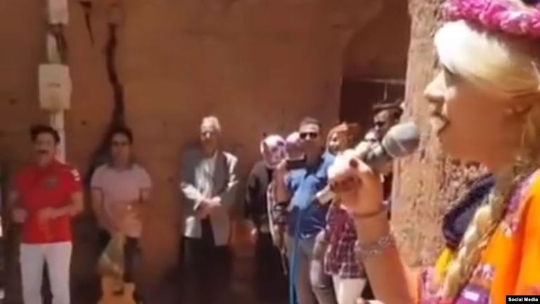 جانب من المقطع المتداول لامرأة إيرانية تؤدي فقرة غنائية مرشد إيران علي خامنئي- أرشيفية