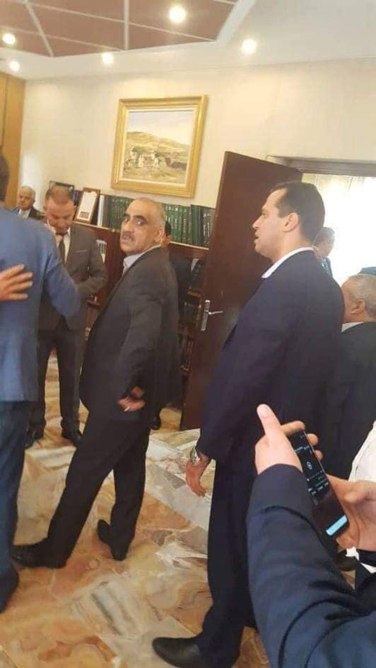 نواب الحزب الحاكم بالجزائر يطالبون رئيس البرلمان بالاستقالة الفورية نواب الحزب الحاكم بالجزائر يطالبون رئيس البرلمان بالاستقالة الفورية