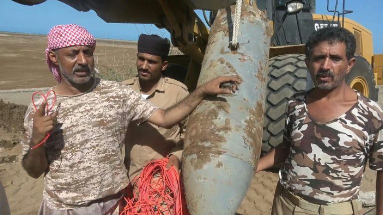 أثناء عملية حفر وتفكيك الألغام بالنفق الحوثي بالحديدة