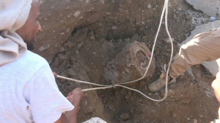 أثناء عملية حفر وتفكيك الألغام بالنفق الحوثي بالحديدة