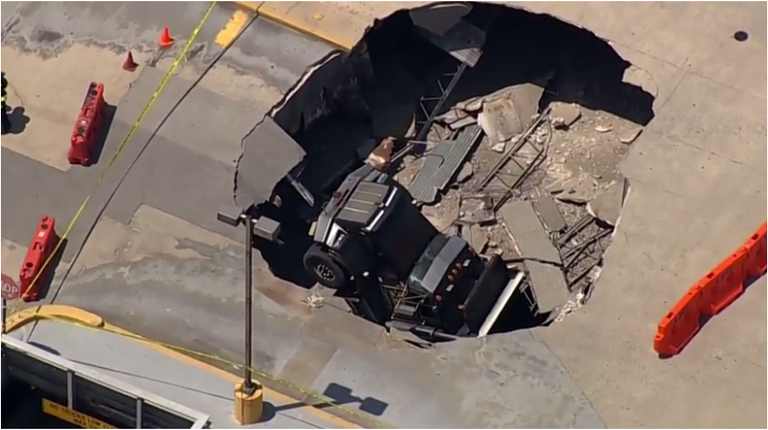 شاحنة ثقيلة تسقط في مرأب لانتظار السيارات بنيوجيرسي