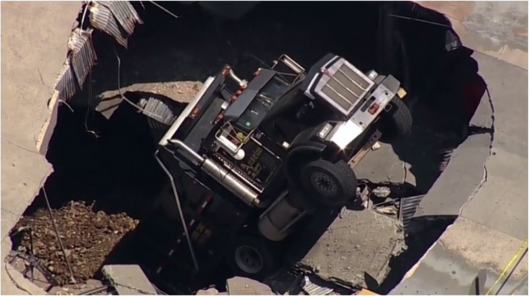 شاحنة ثقيلة تسقط في مرأب لانتظار السيارات بنيوجيرسي