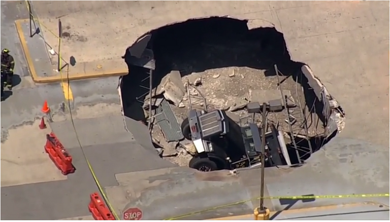 شاحنة ثقيلة تسقط في مرأب لانتظار السيارات بنيوجيرسي